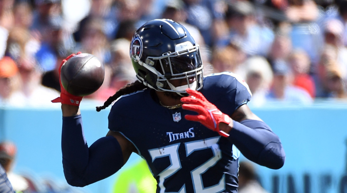 Titans running back Derrick Henry throws a jump touchdown pass.